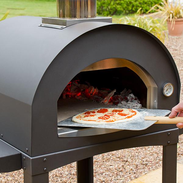 The pizza oven: What does it bring to your outdoor kitchen?